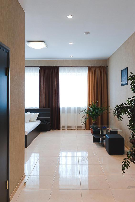 Hotel 8Th Mile Днепр Экстерьер фото