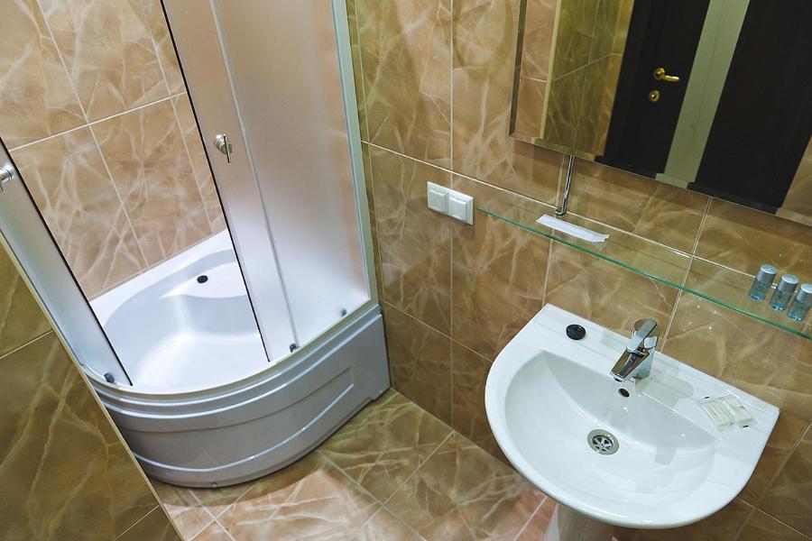 Hotel 8Th Mile Днепр Экстерьер фото